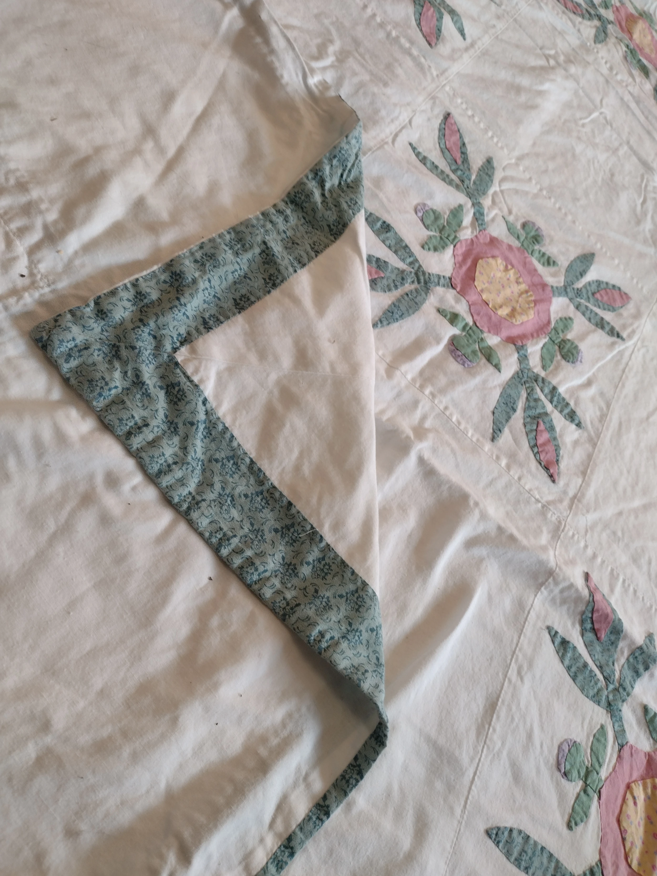 Vintage 1980s Hand Quilted Applique Floral Duvet Coverlet 9 Vintage 1980s Hand Quilted Applique Floral Duvet Coverlet - Image 7