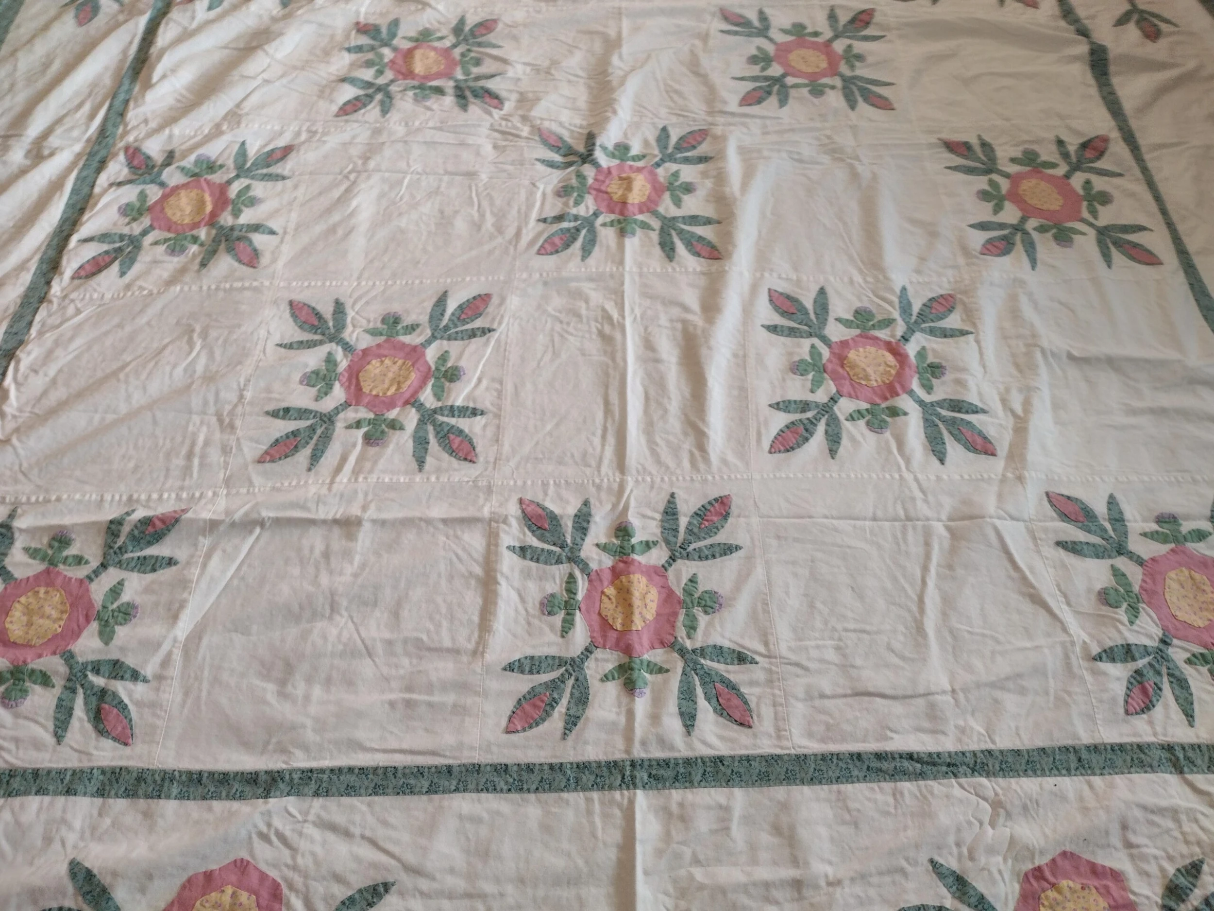 Vintage 1980s Hand Quilted Applique Floral Duvet Coverlet 4 Vintage 1980s Hand Quilted Applique Floral Duvet Coverlet - Image 2