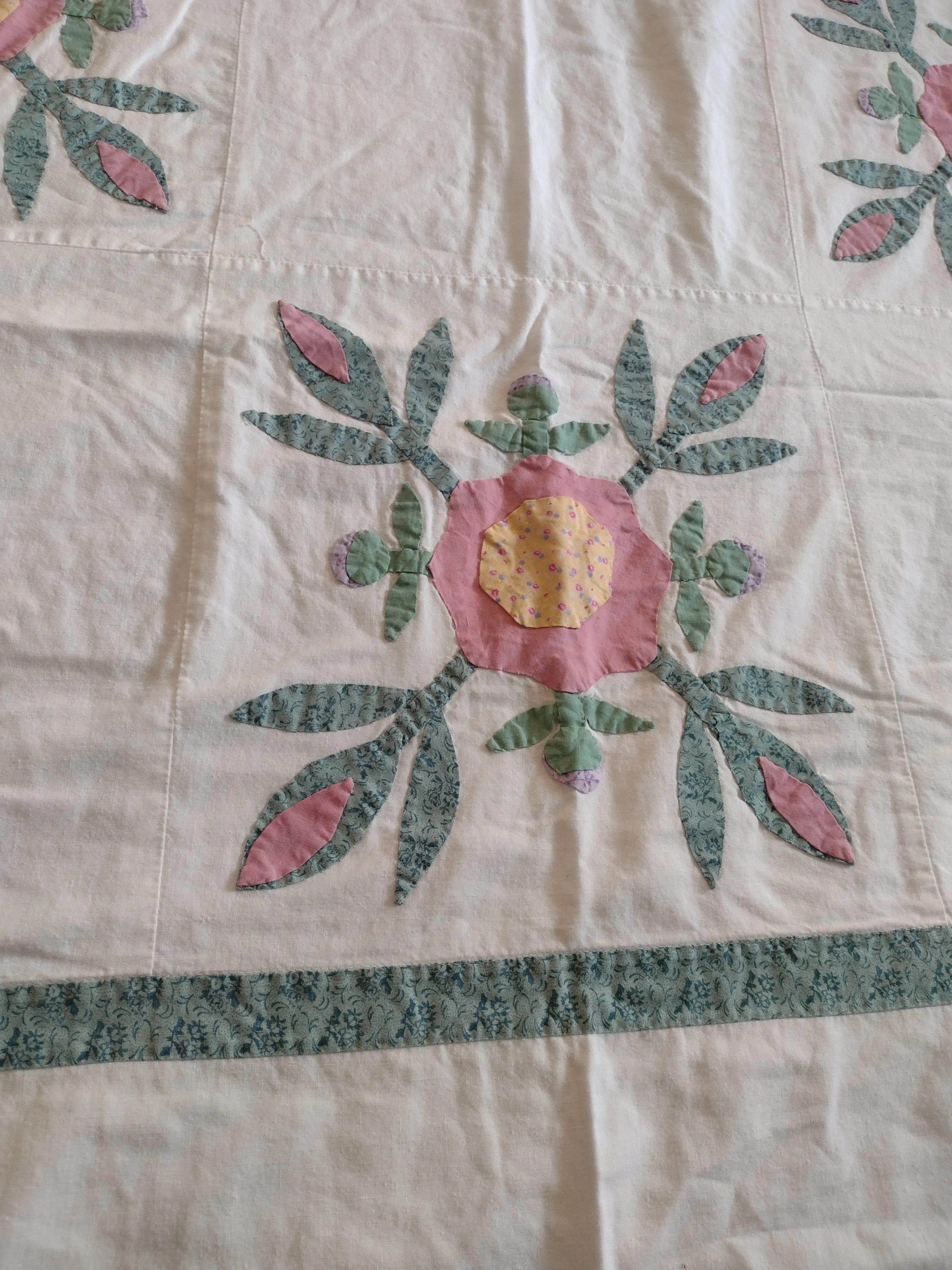 Vintage 1980s Hand Quilted Applique Floral Duvet Coverlet 11 Vintage 1980s Hand Quilted Applique Floral Duvet Coverlet - Image 9