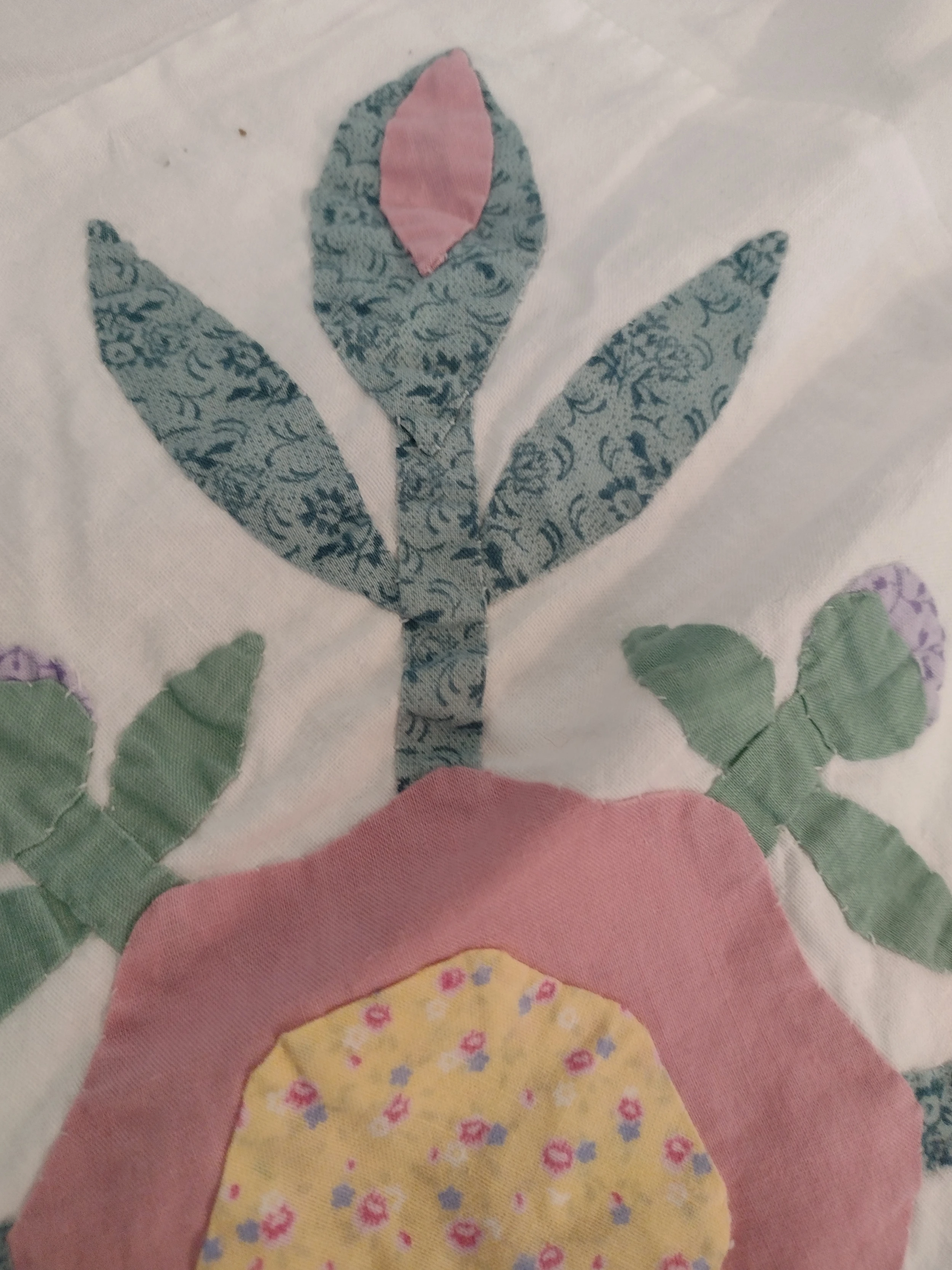 Vintage 1980s Hand Quilted Applique Floral Duvet Coverlet 6 Vintage 1980s Hand Quilted Applique Floral Duvet Coverlet - Image 4