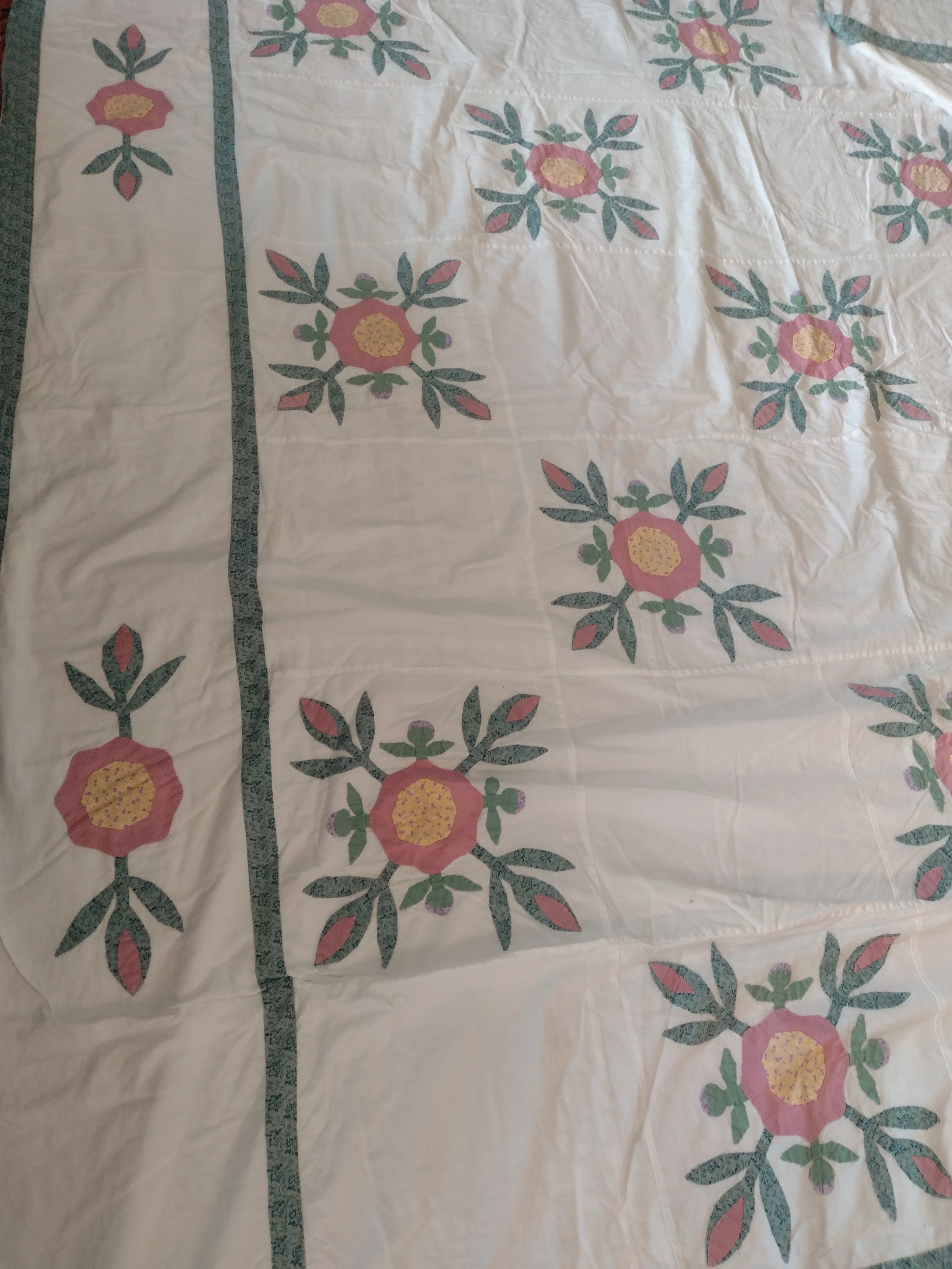 Vintage 1980s Hand Quilted Applique Floral Duvet Coverlet 12 Vintage 1980s Hand Quilted Applique Floral Duvet Coverlet - Image 10