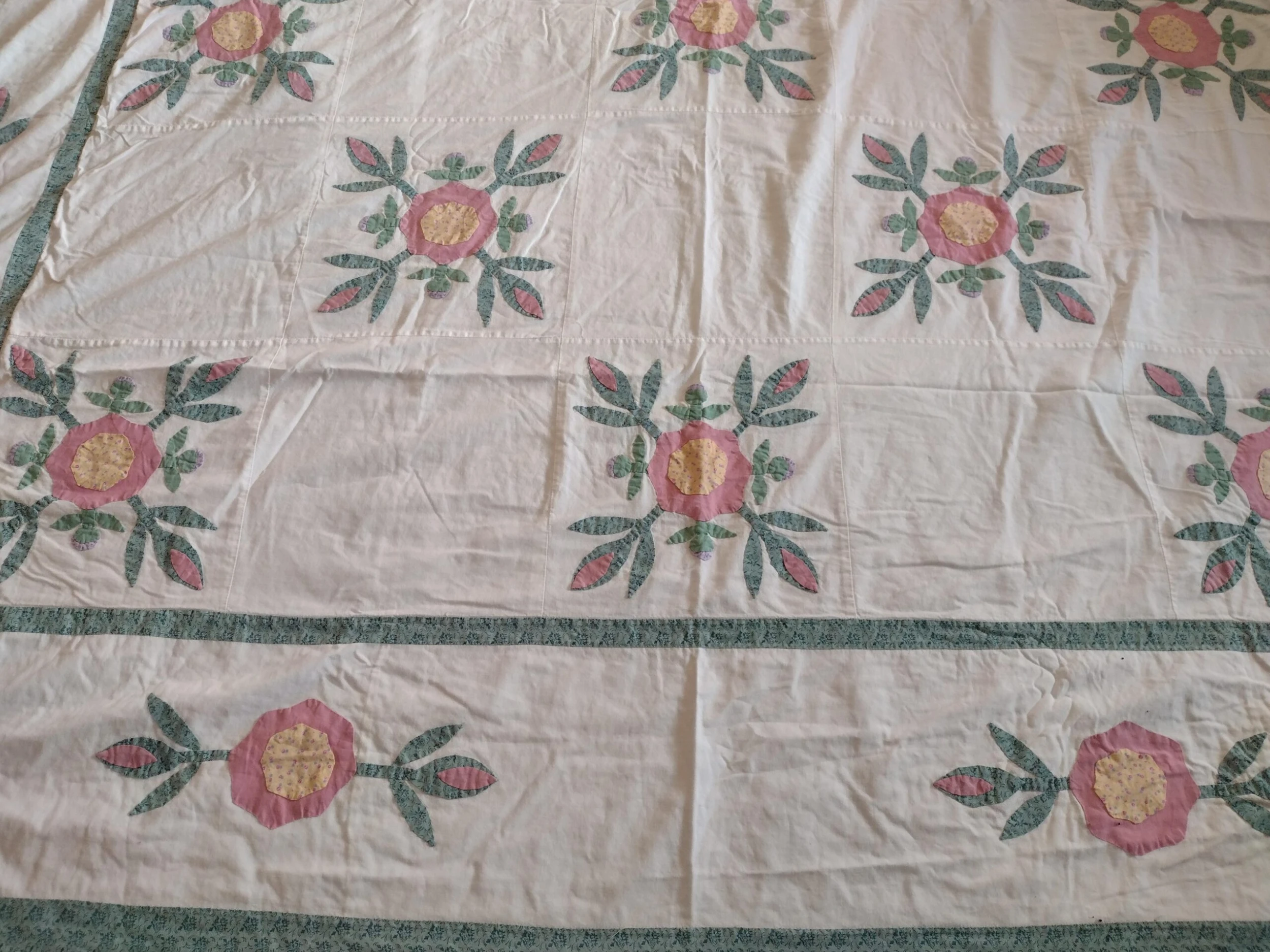 Vintage 1980s Hand Quilted Applique Floral Duvet Coverlet 7 Vintage 1980s Hand Quilted Applique Floral Duvet Coverlet - Image 5